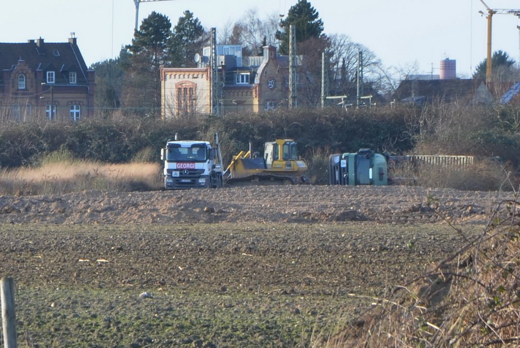 LKW umgestuerzt Kieswerk Harry Kloepferstr Im Feldrain P66.JPG